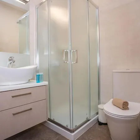 Crown Hall Suites Limassol Room photo