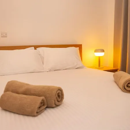 Crown Hall Suites Limassol Room photo