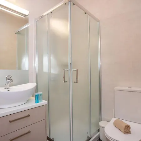 Crown Hall Suites Limassol Room photo