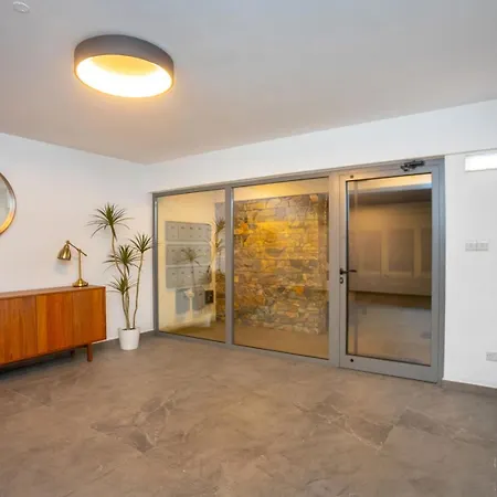 Crown Hall Suites Limassol Room photo