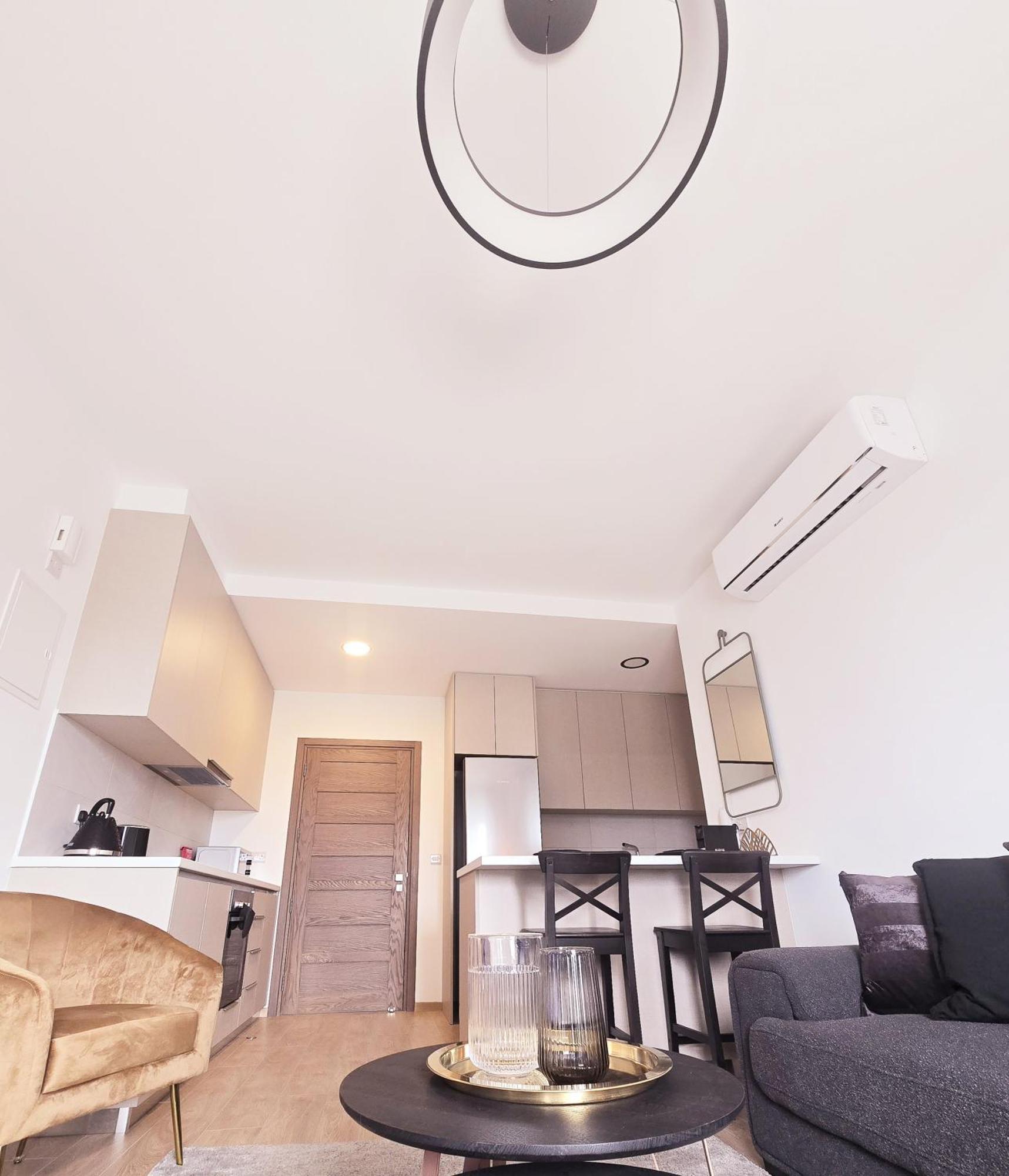 Crown Hall Apartment *